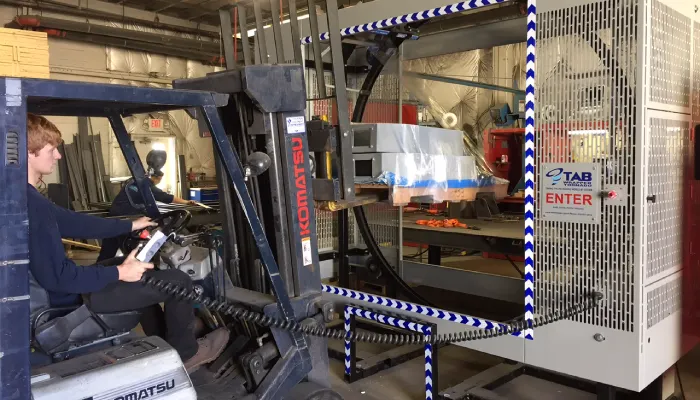 Semi-Automatic Stretch Wrap Machines vs. Manual Wrapping